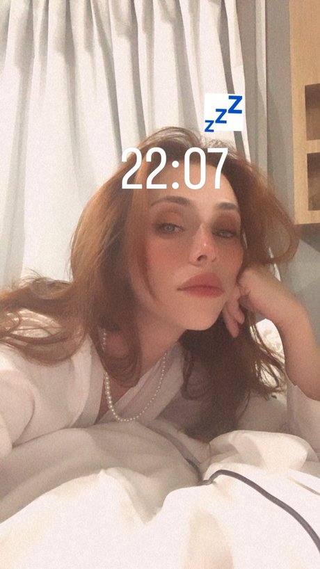 Kamila Oliveira star top photo