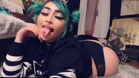 Genevieve Memento Mori pretty model pictures