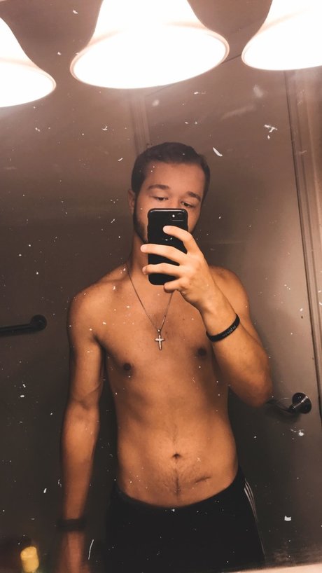 PassingThrough sexy actress pic