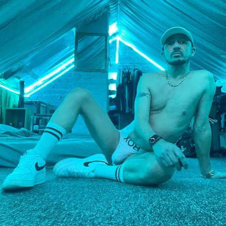 p4ulmcr naked model picture