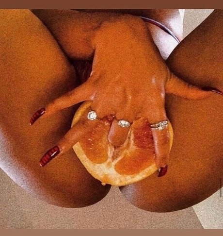 OuttaTheOrdinary_ model naked pic