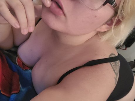 Pixie Kiss model free photo