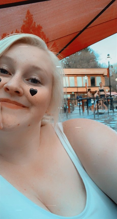 Queen of Curves pretty star picture