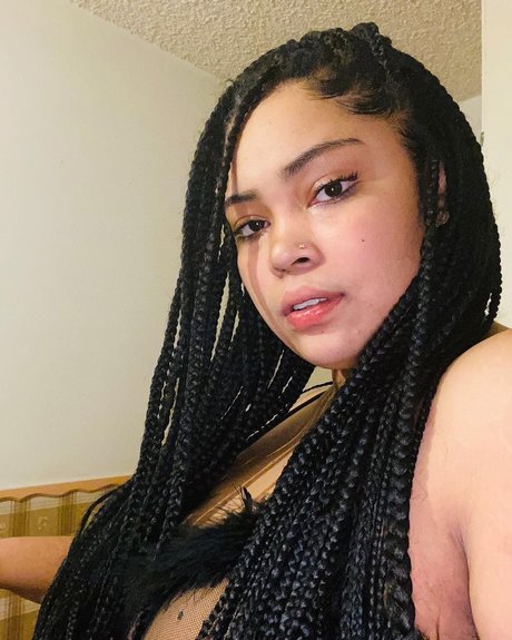 DeeBabyyy beautiful actress img