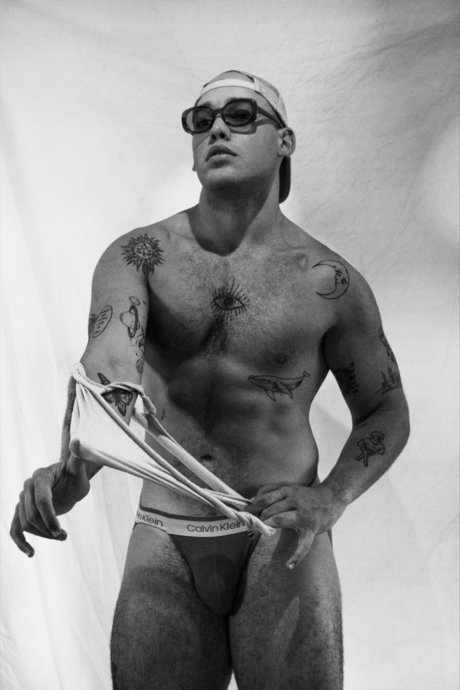 Oscar Miguel perfect star photos