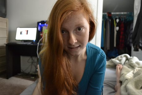 RedLovelyRed naked model image