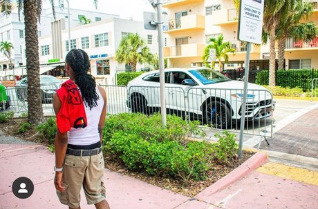 Famous Twin sexy model photos