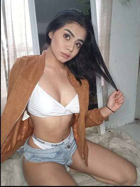 Mariana Zeab model nude img