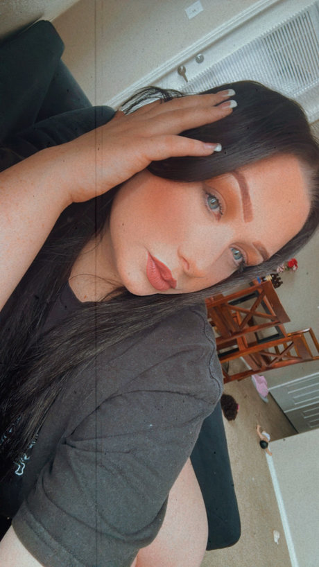 Manifestmo model erotic photo