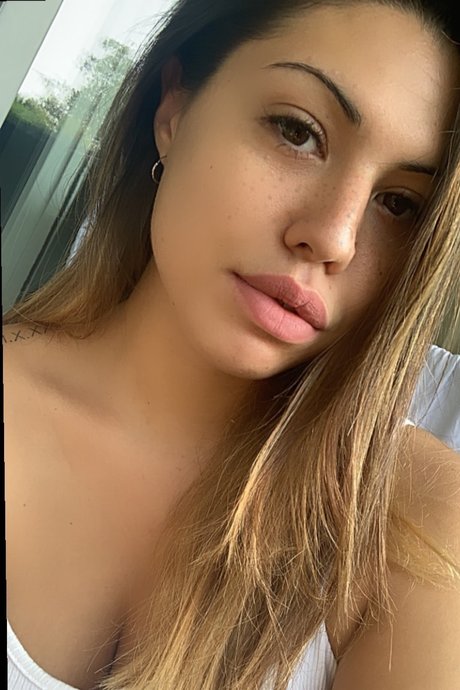 Roberta model nice pics