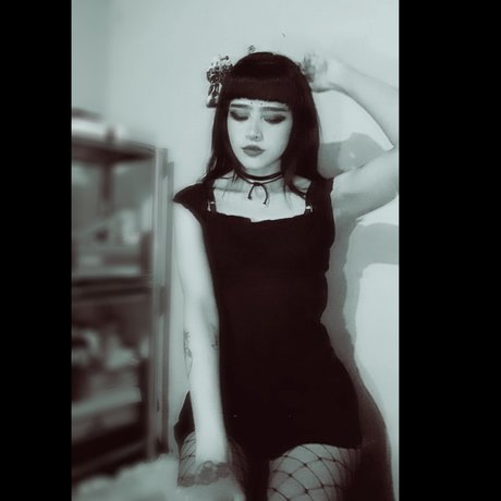 Diaren model top pictures