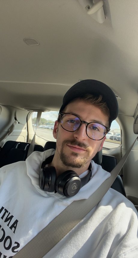 Mason Hang nude actress image