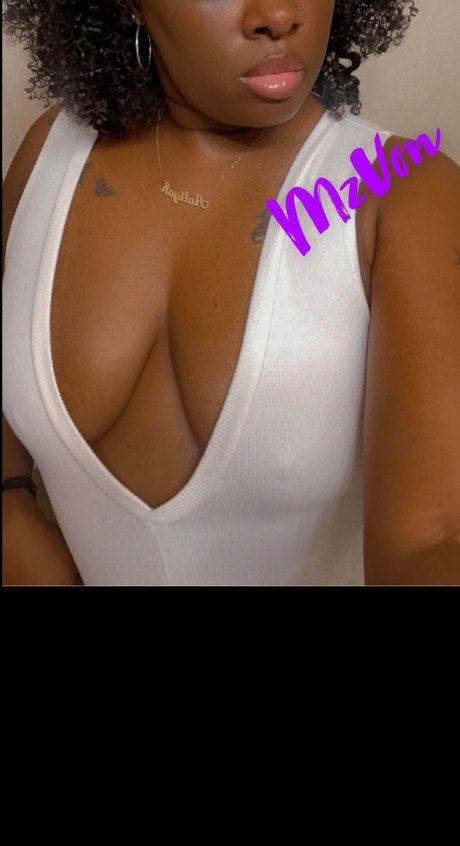 MzVon2U pornstar nude pic