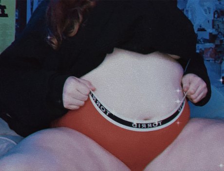 Curvy Queen Bow down xxx model gallery