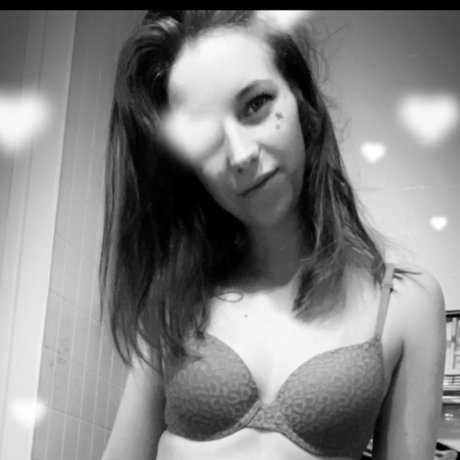 Courtney Condren nice model image