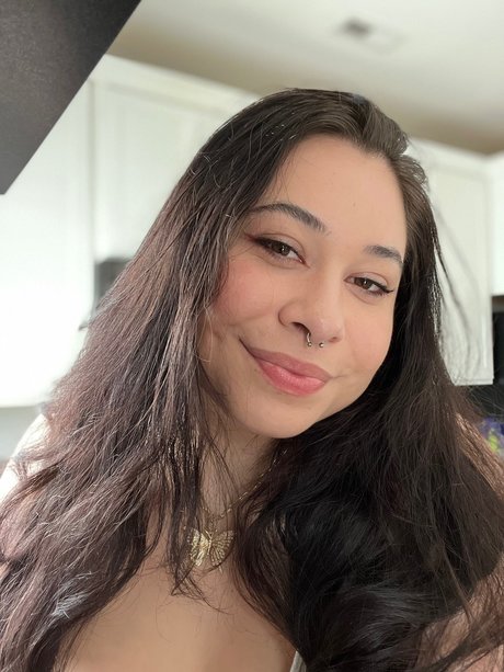 Messy Maia model top image