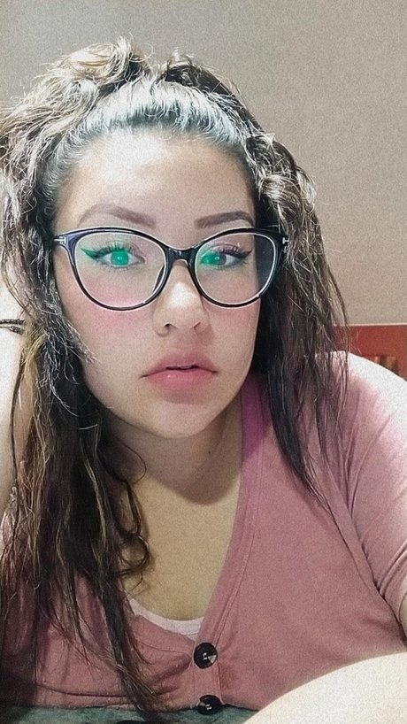 Melany Victoria pretty star photo