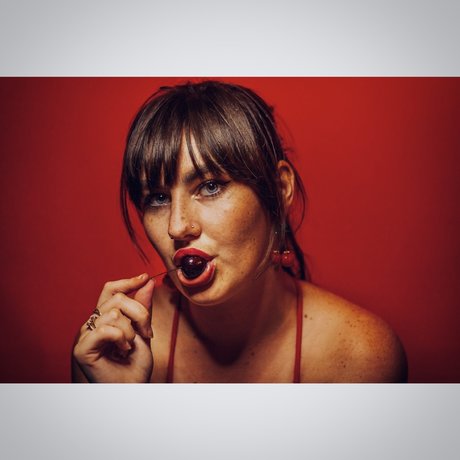 Beeks model exclusive picture