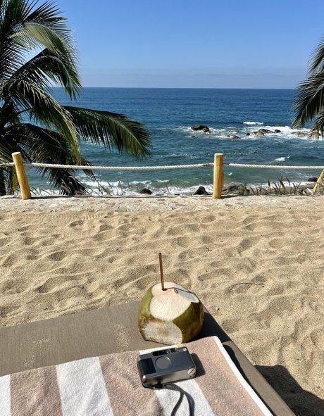 Mae Col sexy actress img