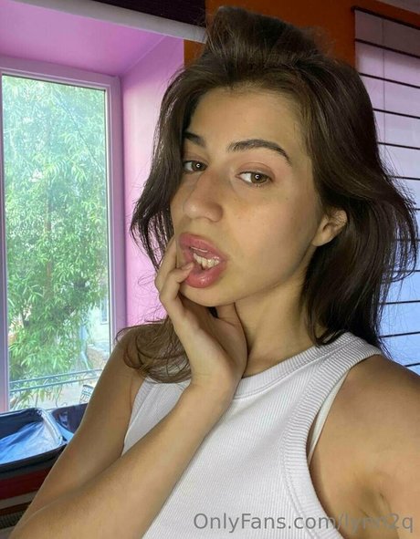 lynn2q erotic model picture