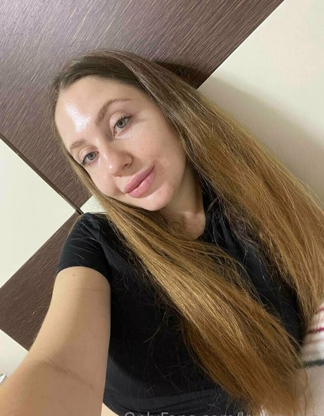 leeloo lee model beautiful img