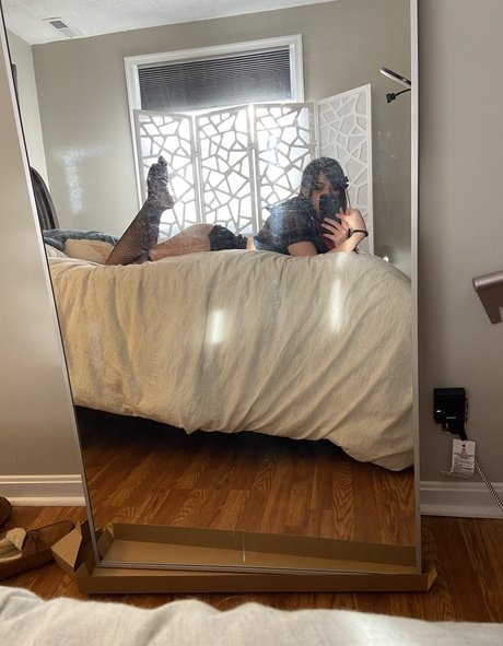 Ellocentric nudes star img