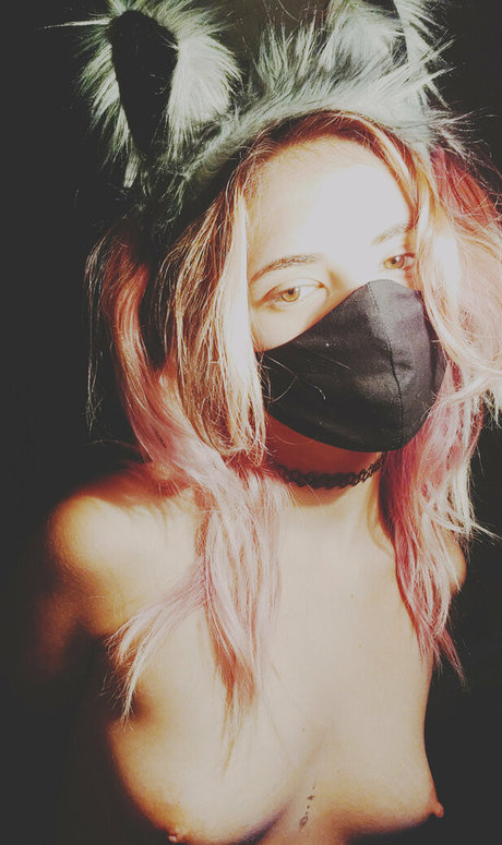 deadpagen sexy model photo