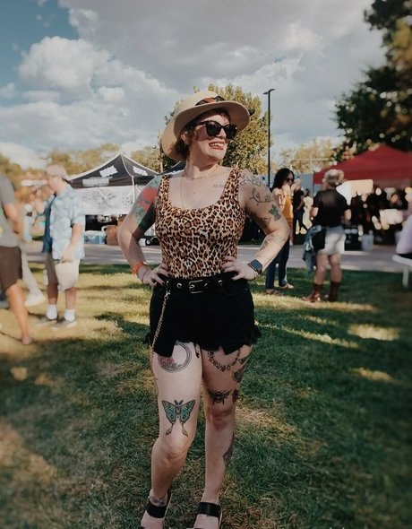 young girls onlyfans top image