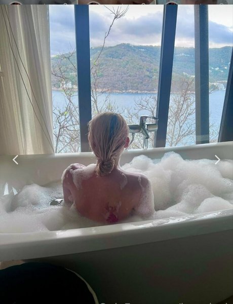 Jezzylush model pretty photo