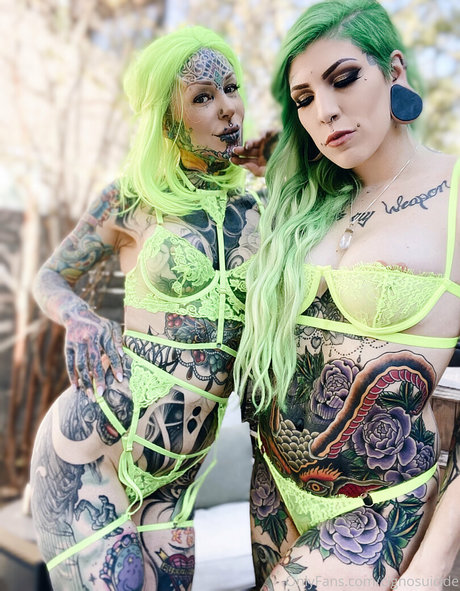 cignosuicide model nude photo