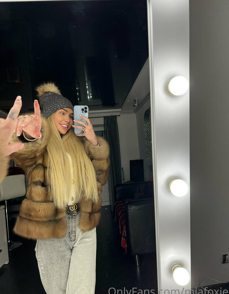 miafoxie hd pornstar pic