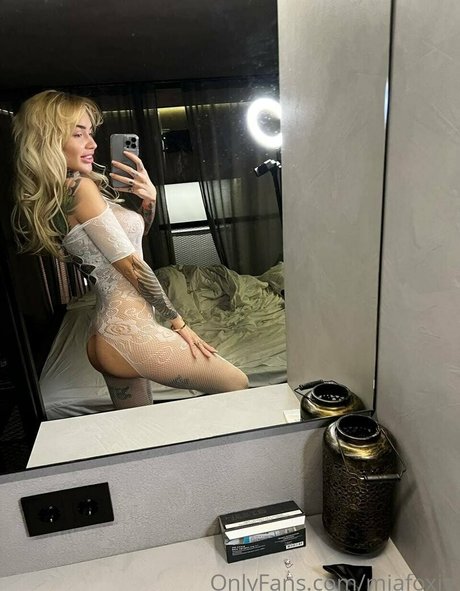 miafoxie model photo