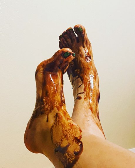 Barefoot Mulatto nudes pornstar img