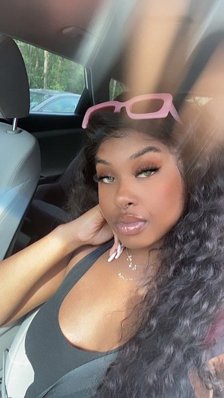 Milaann star nude image