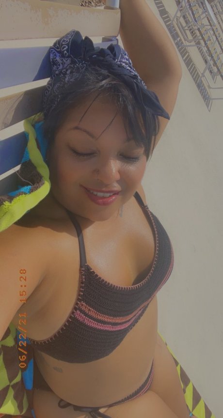 Smother n Covered VIP pretty model photo