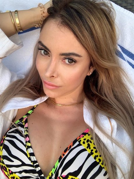 Dollci pretty model images