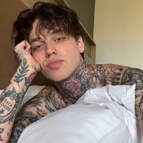 Aaron_ model top pictures