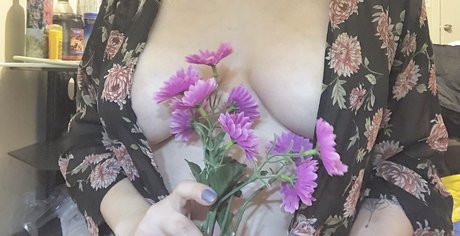 _Moannlight_ pornographic model picture