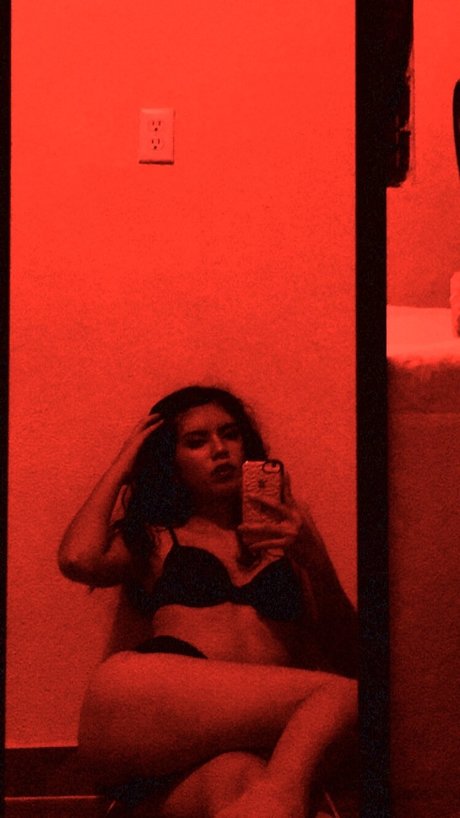 Monii Rdz_ model hot img