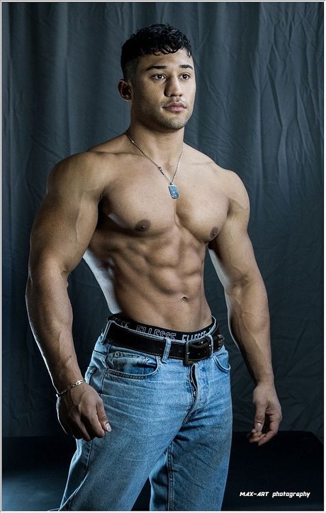 Momophysique nude actress pictures