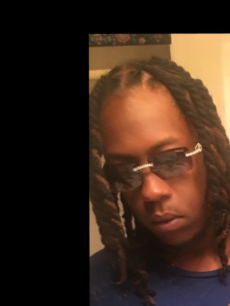 10inGLOCK nudes model image