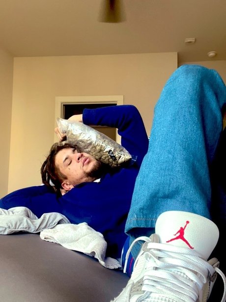 FreakyD33k model nice picture