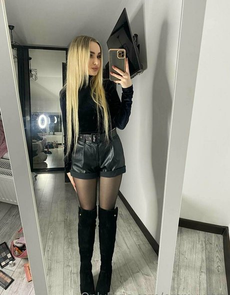 emmyystar sex model image