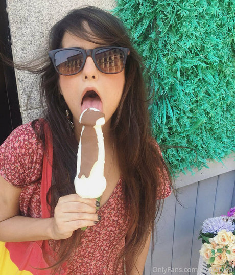 Azucarysal model adult pic