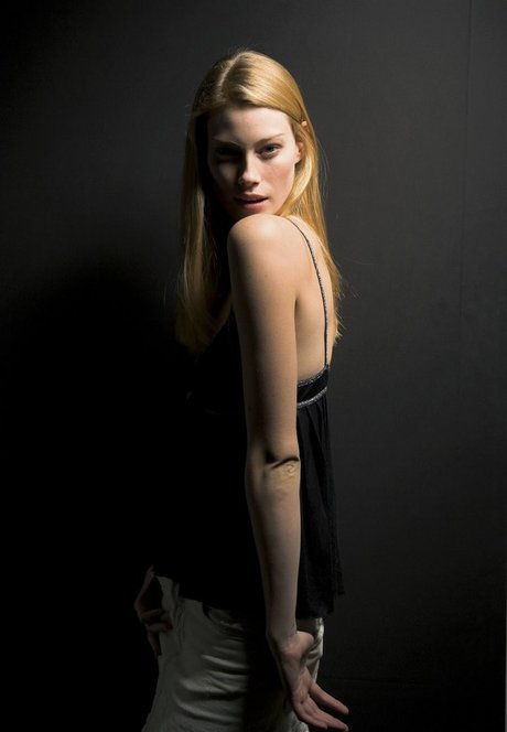Alyssa Sutherland hd model pictures