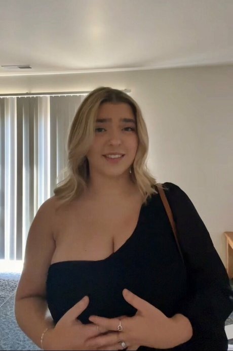 Sierra Bellingar star art photo