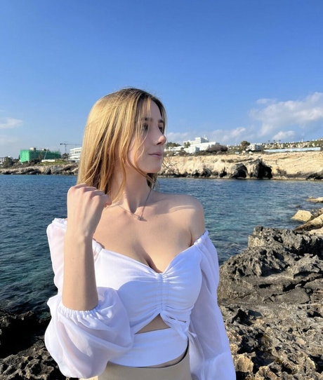 mira s lava star nude img