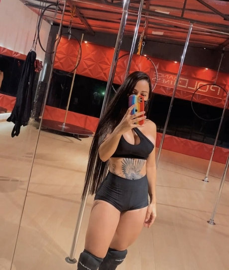 Estefanie Mmello naked star image