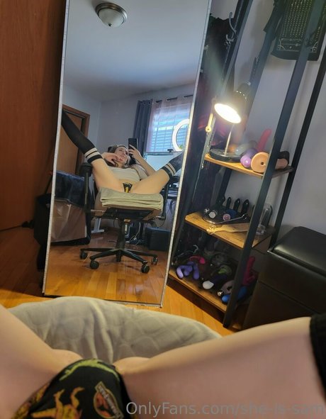 she is sam Profile pic