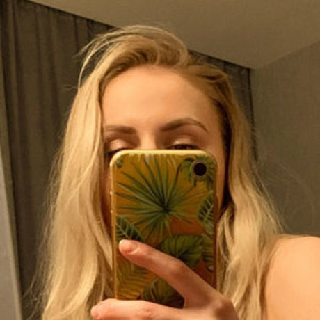 Lady Parrot star nice photos